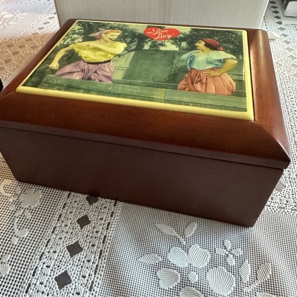 VINTAGE I LOVE LUCY WOOD MUSICAL JEWELRY BOX "STOMPING GRAPES" - Picture 3 of 9